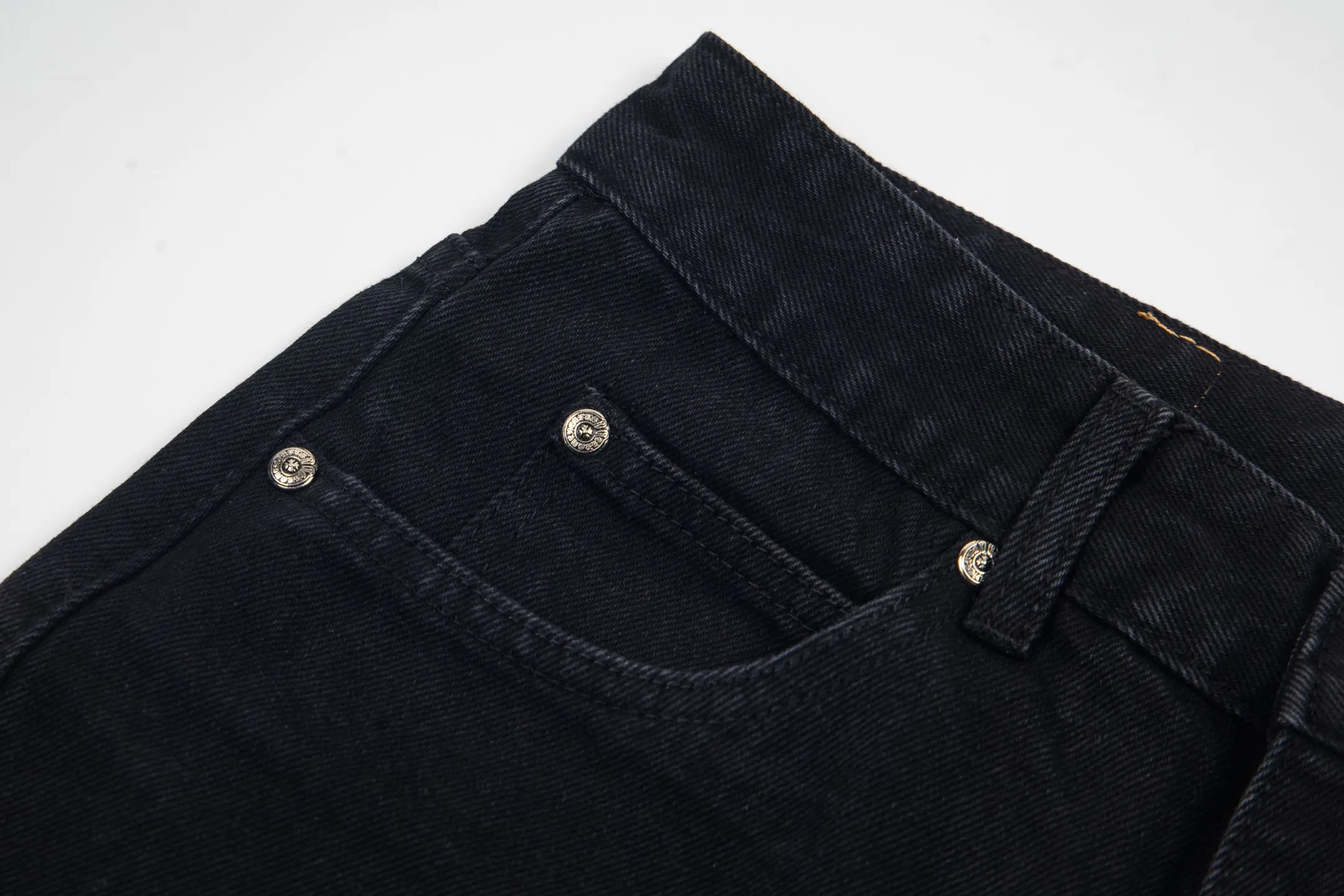 P260 Chrome Hearts Black Pants Sanskrit Black and White Patch Leather Jeans CH jeans need to be washed and then disassembled and hand-stitched with sheepskin cross leather and then spliced ​​together to complete. The whole piece has too many craftsmanship to explain, patchwork cross pattern embellishment, high-waisted washed jeans! ! Absolutely high-end luxury products, god-level single products and super popular products, made with top heavy industry, a must-see magic weapon. Customized hardware. The fabric is thick and soft after washing. It has good breathability. Customized small leather label. Unique design. The details are simple and elegant, and the workmanship is exquisite. The entire trousers are neatly routed and the details are in place! It’s so cool that both men and women can easily control the genderless trend! Style number: 1875# Color: black Size: 28 30 32 34